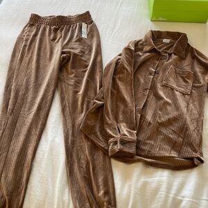 Cute tan velvet set!
